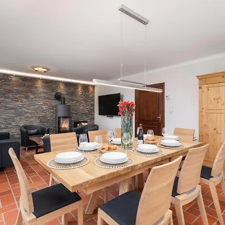 Cozy House 3 Bedrooms & Fireplace, Family With Dogs Welcome