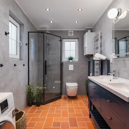 Cozy House 3 Bedrooms & Fireplace, Family With Dogs Welcome *